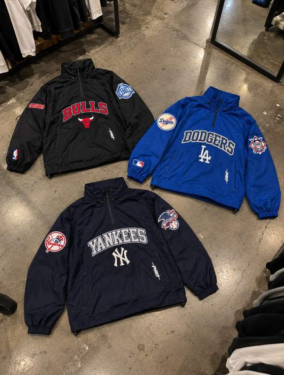 Look: Pro Standard Jacket - Chicago Bulls Pre Game Wind - Black - BCB6517242, Pro Standard Jacket - La Dodgers Pre Game Wind - Blue - LLD6316204, Pro Standard Jacket - Ny Yankees Pre Game Wind - Midnight Navy - LNY6316197LLD6316204